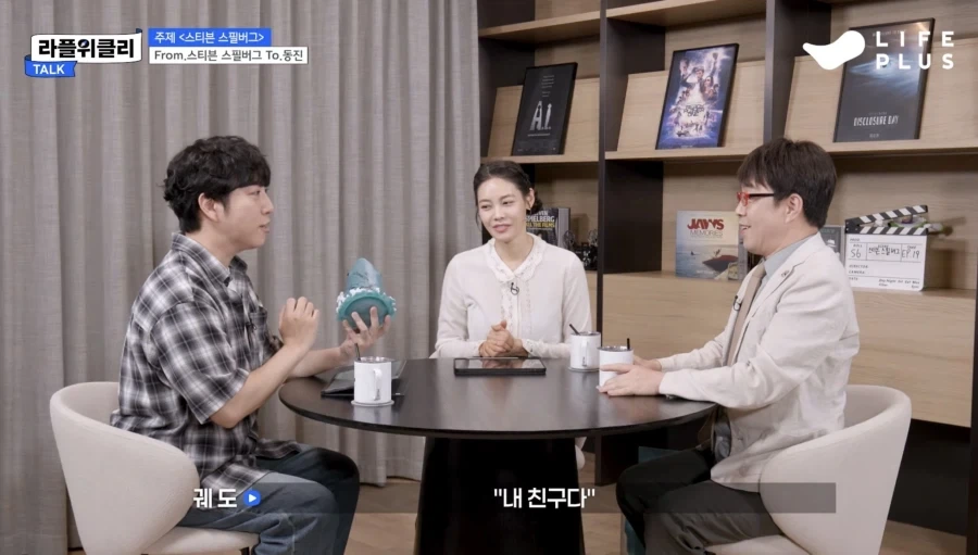 뜻밖의 선물에 놀라는 빨간안경_8.webp