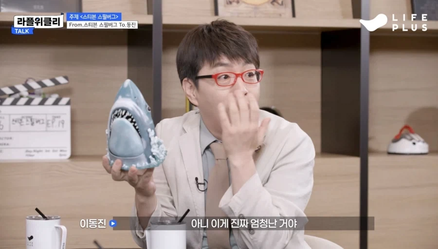 뜻밖의 선물에 놀라는 빨간안경_10.webp