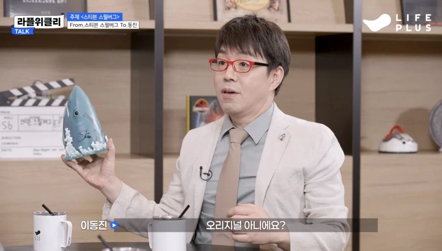 뜻밖의 선물에 놀라는 빨간안경_11.webp