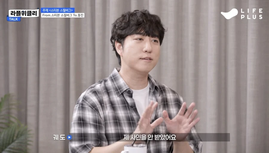 뜻밖의 선물에 놀라는 빨간안경_12.webp