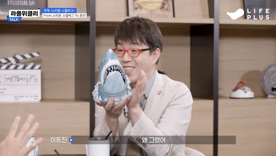 뜻밖의 선물에 놀라는 빨간안경_13.webp