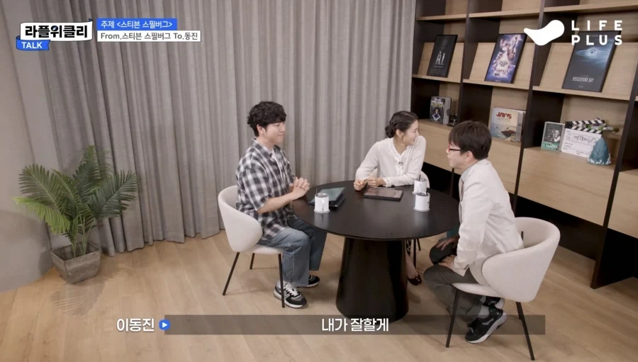 뜻밖의 선물에 놀라는 빨간안경_14.webp