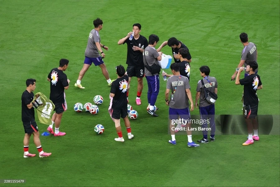 해외 해설자들이 이쁘다고한 지드래곤 디자인 국대 티셔츠.jpg_4.webp