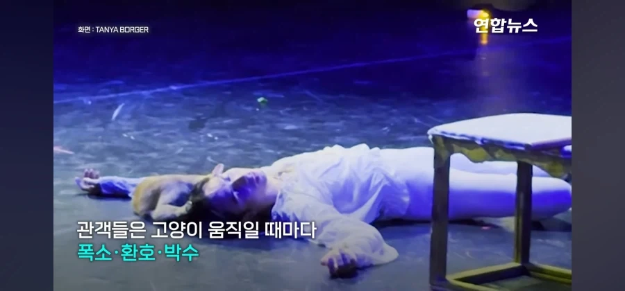비극의 하이라이트인데 관객들 폭소가 쏟아진 공연_14.webp