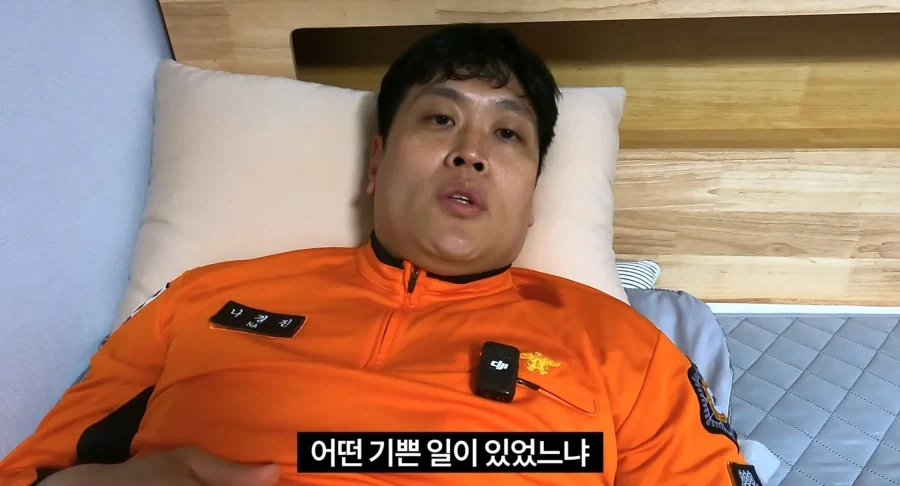 기쁜 일을 나누는 소방관 삼촌_1.webp