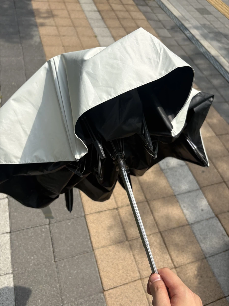 양산 써도 더운데?_1.webp