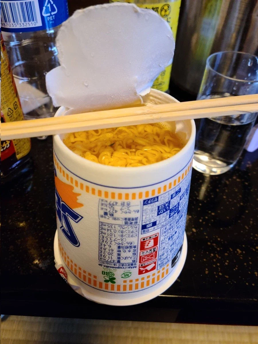 컵라면 이상하게 먹기 챌린지.jpg_1.webp