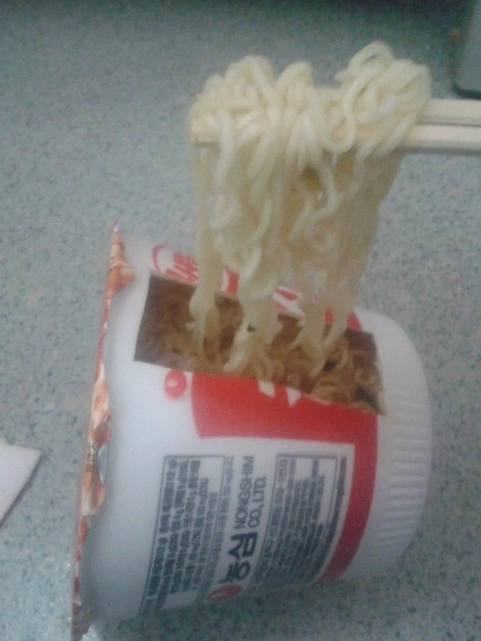 컵라면 이상하게 먹기 챌린지.jpg_3.webp
