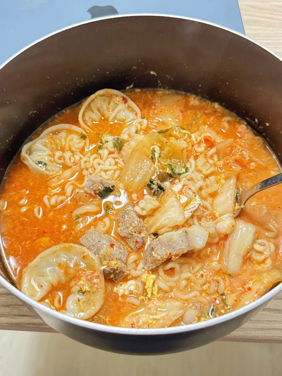배고픈데 밥이 없어서 라면이나 먹어야 하는.._5.webp