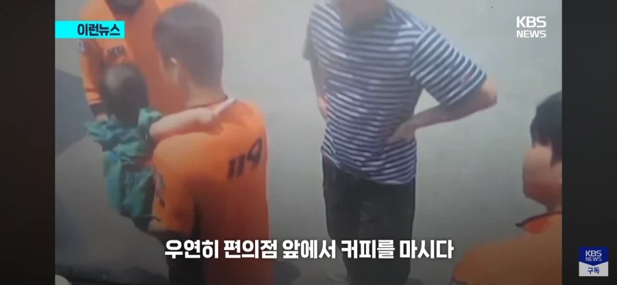 사탕이 목에 걸린 아기를 구조한 지나가던 소방관들_5.webp