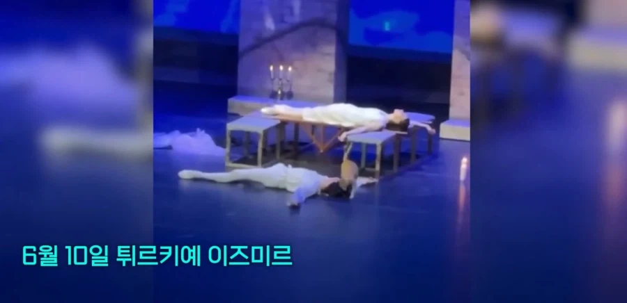 연극 클라이막스 인데 왠 미친.넘이 난입한.._5.webp
