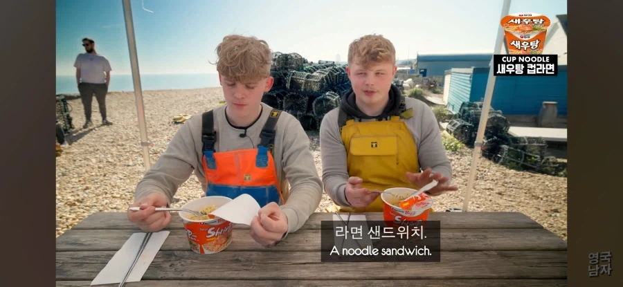 옛날부터 누들 샌드위치를 즐겨먹는다는 남자_1.webp