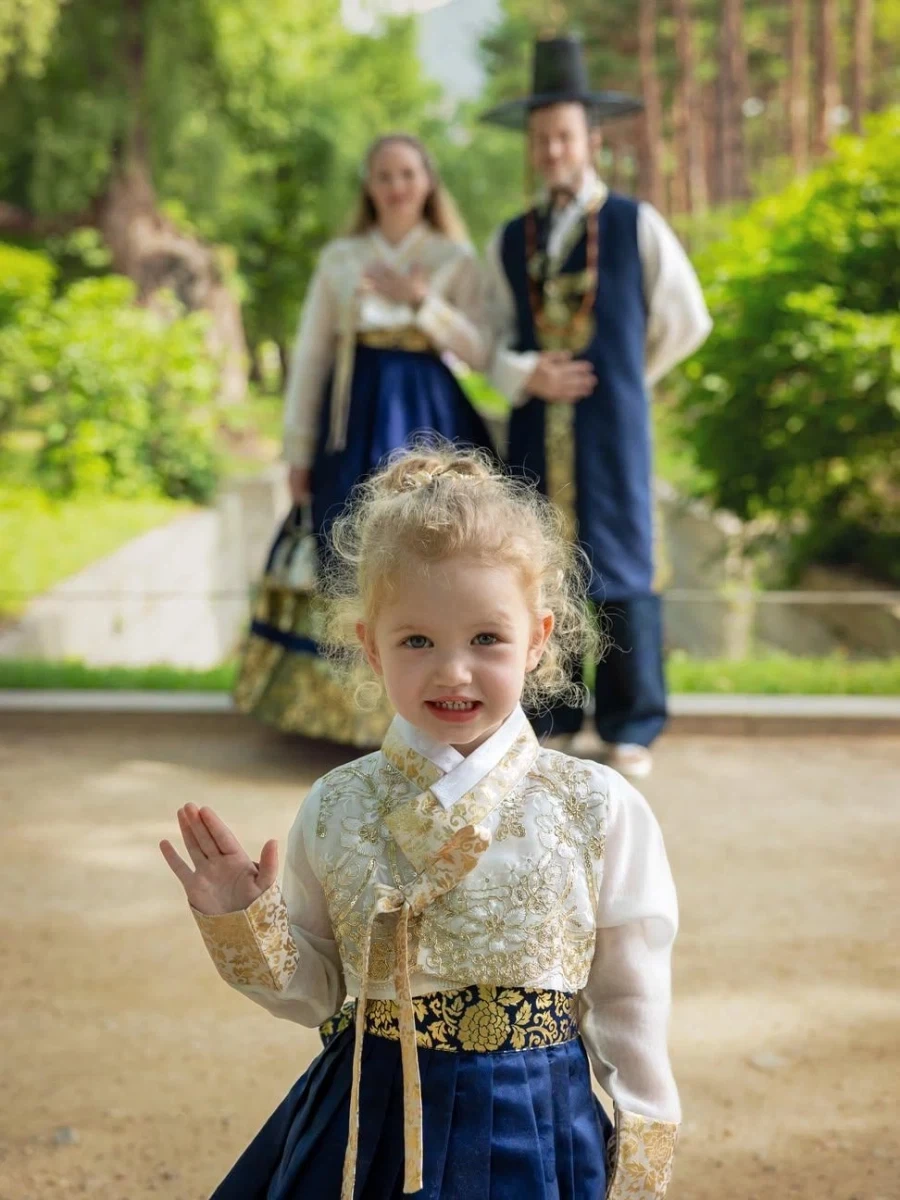 한복 입고 경복궁 방문한 외국 가족_2.webp