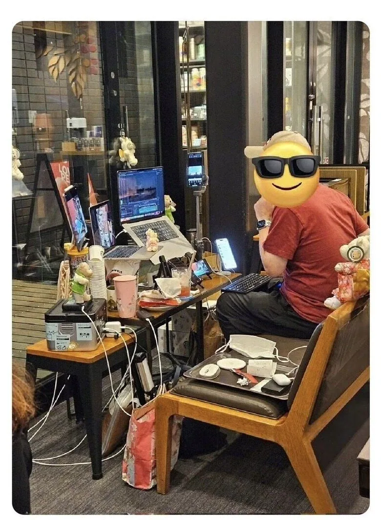 카페 전세 냈냐 꾸짖기에는 너무 많은 커피였다_1.webp