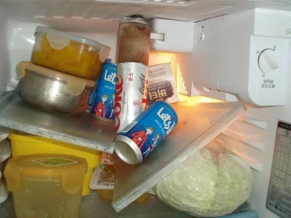 냉동실에 콜라캔 넣어서 얼리면 생기는 일.jpg_1.webp