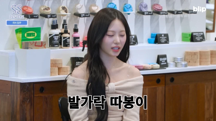 의외로 처음 공개한게 아니었던 발가락 따봉.jpg_1.webp
