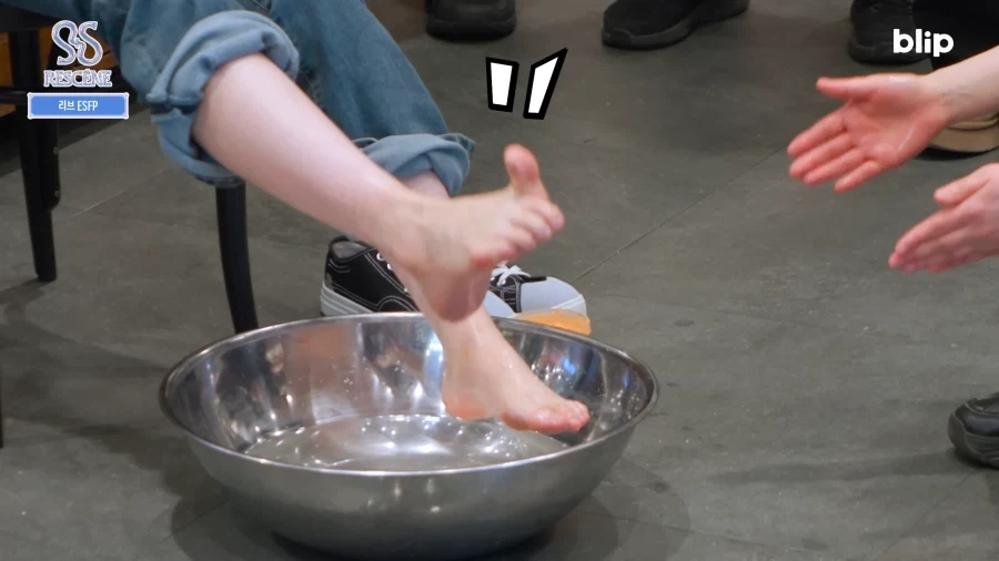 의외로 처음 공개한게 아니었던 발가락 따봉.jpg_7.webp