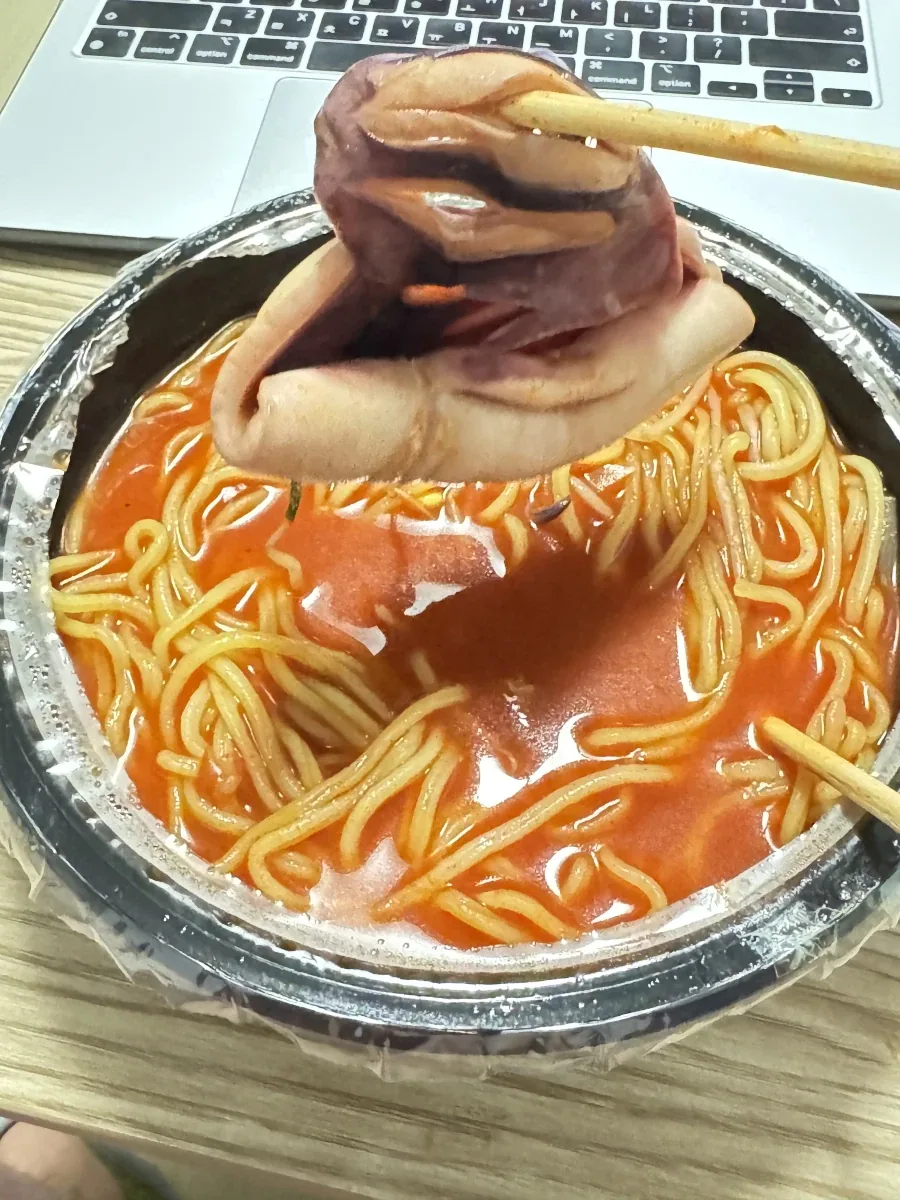 방금 짬뽕이 도칙했다!_1.webp