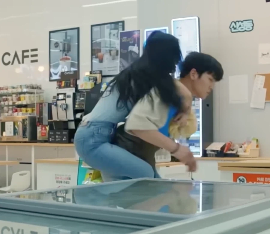 자꾸 업어달라고 떼쓰는 민폐 알바생_4.webp