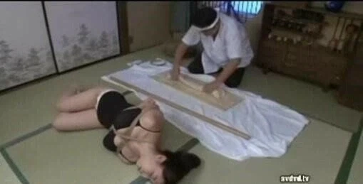 여자 묶어놓고 떡을 침_1.webp