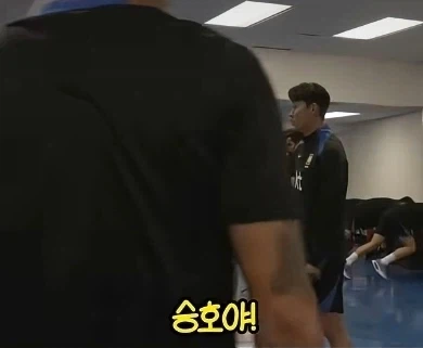 옌스 챙겨주는 독일어 가능자들_1.webp