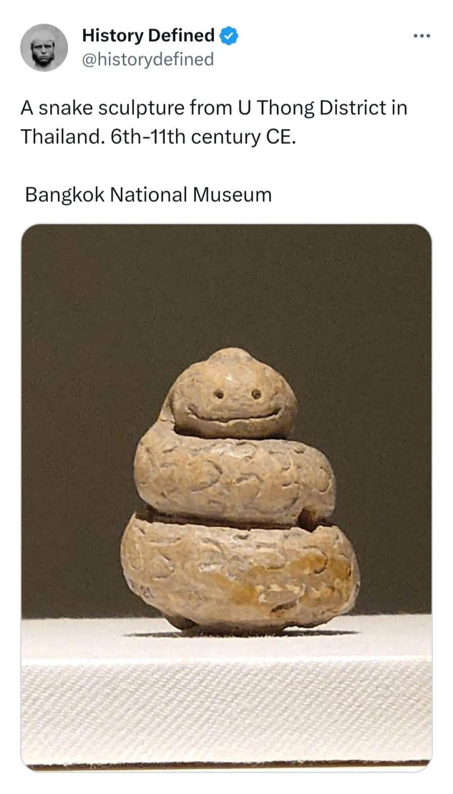 방콕 국립 박물관에 소장 중인 뱀 조각상.jpg_1.webp