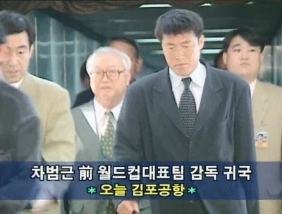 ???: 나 때는 경기가 남았어도 내치던데_1.webp