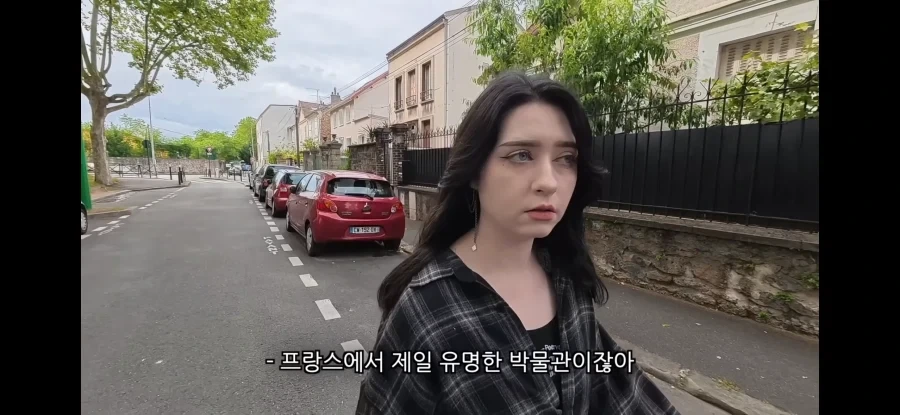 한국인: 루브르박물관에 궁금한게있어_2.webp