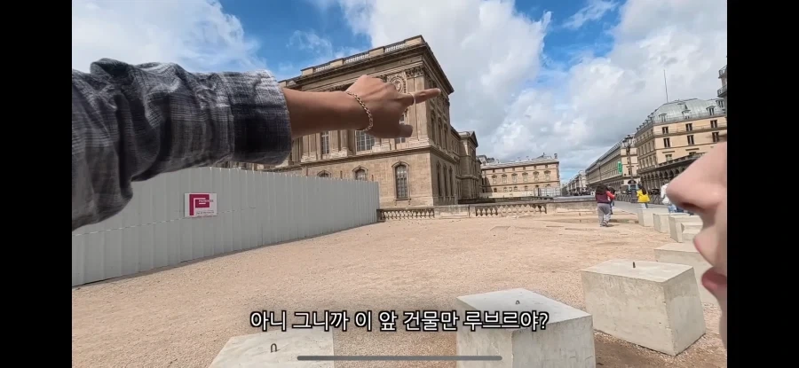 한국인: 루브르박물관에 궁금한게있어_9.webp