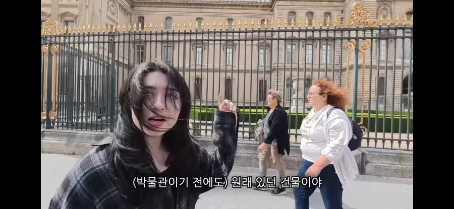 한국인: 루브르박물관에 궁금한게있어_13.webp