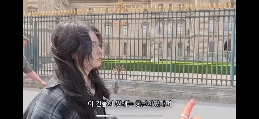한국인: 루브르박물관에 궁금한게있어_14.webp