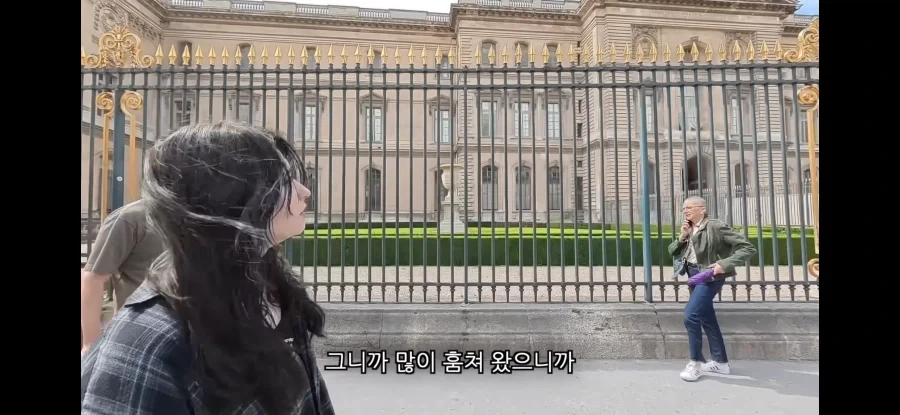 한국인: 루브르박물관에 궁금한게있어_15.webp