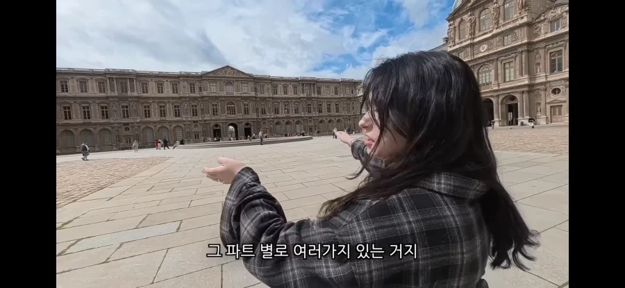 한국인: 루브르박물관에 궁금한게있어_18.webp