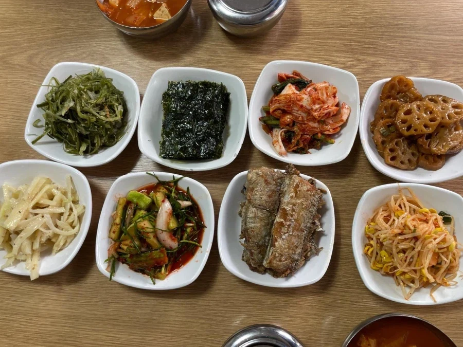 백반집 기본반찬이 이정도일 경우_1.webp