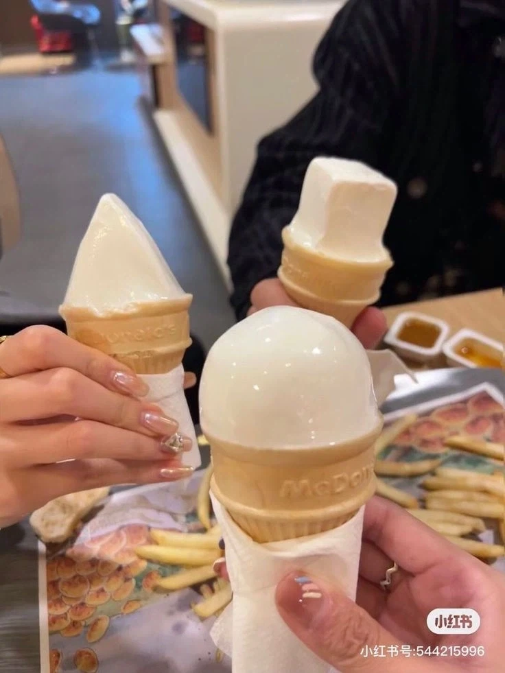 누가 가장 완벽한 모양으로 아이스크림을 핥는가 대결.jpg_1.webp