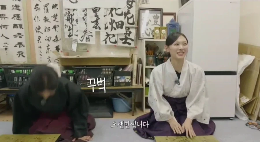 여자아이돌의 포스 장난아닌 서예선생님.JPG_7.webp
