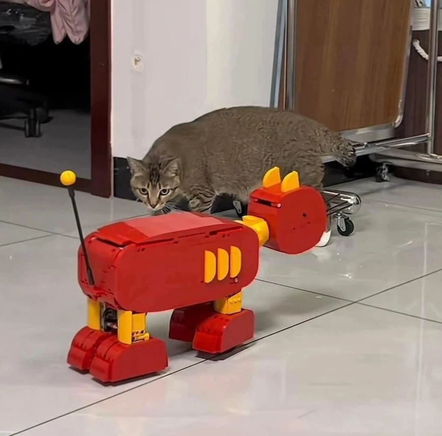 주인이 로봇고양이를 사왔는데 뭔가 익숙하다_1.webp
