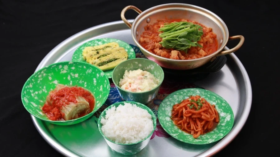 한국인 입장에서는 별로 특이할 거 없는 밥상_1.webp