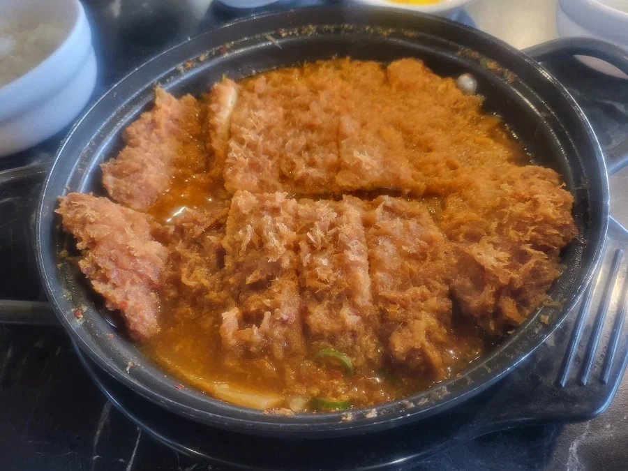 돈까스는 바삭바삭해야 한다 vs 소화 잘되게 눅눅해야 한다_1.webp