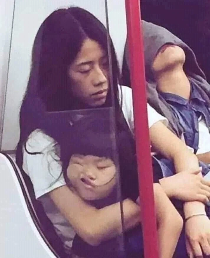 지하철에서 곤히 자는 모녀_1.webp