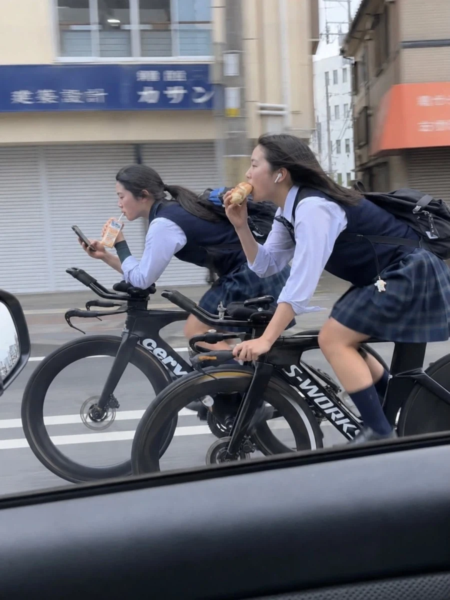 여고생 : 지각이야 지각~~_1.webp