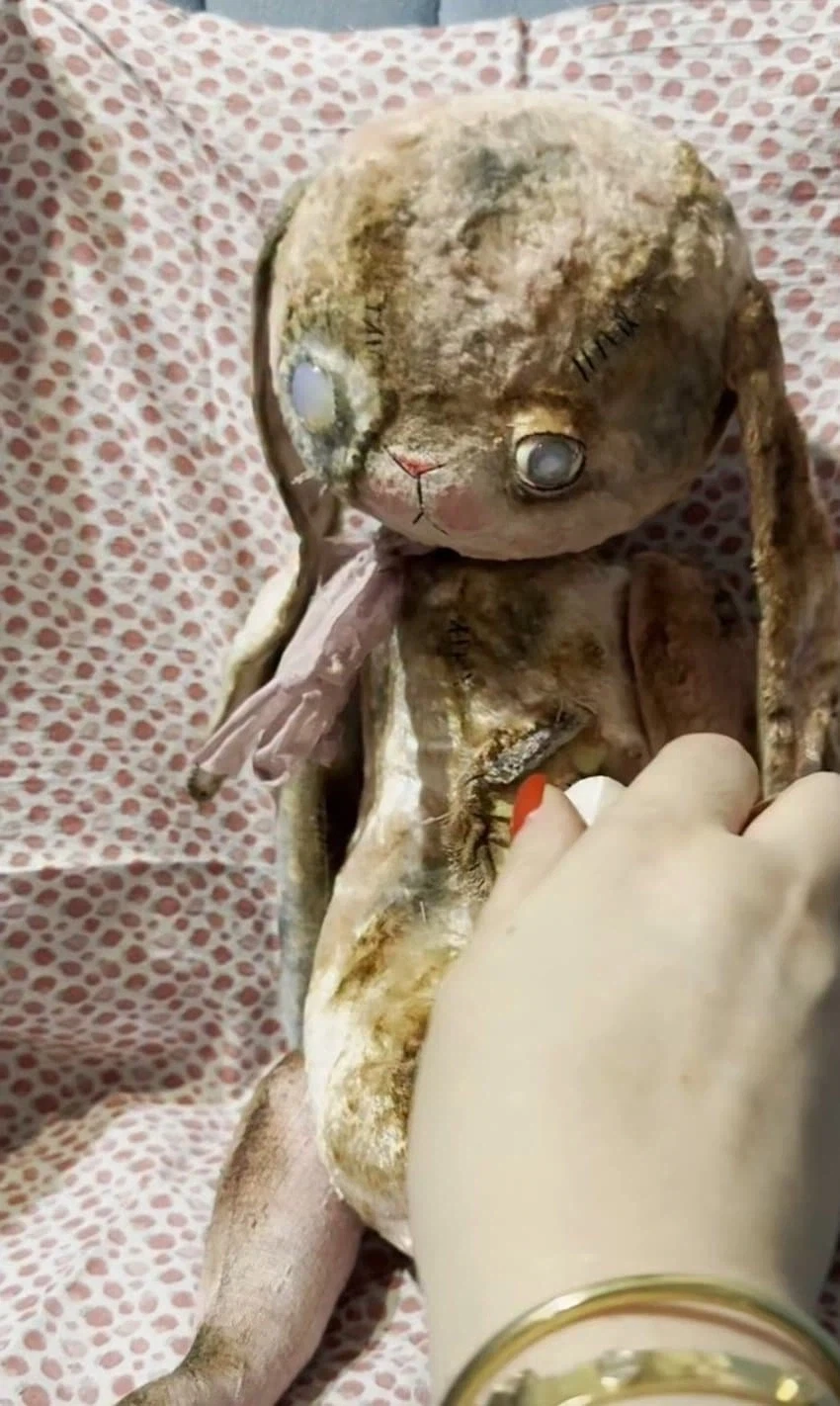 오래된 애착인형_2.webp