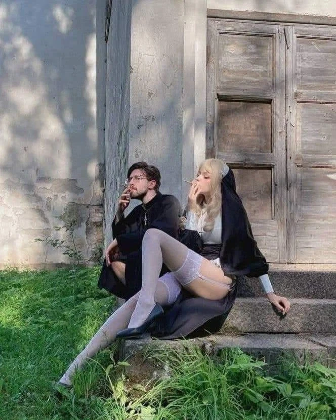 XX 뒤에서 담배 피우는 두 사람_1.webp