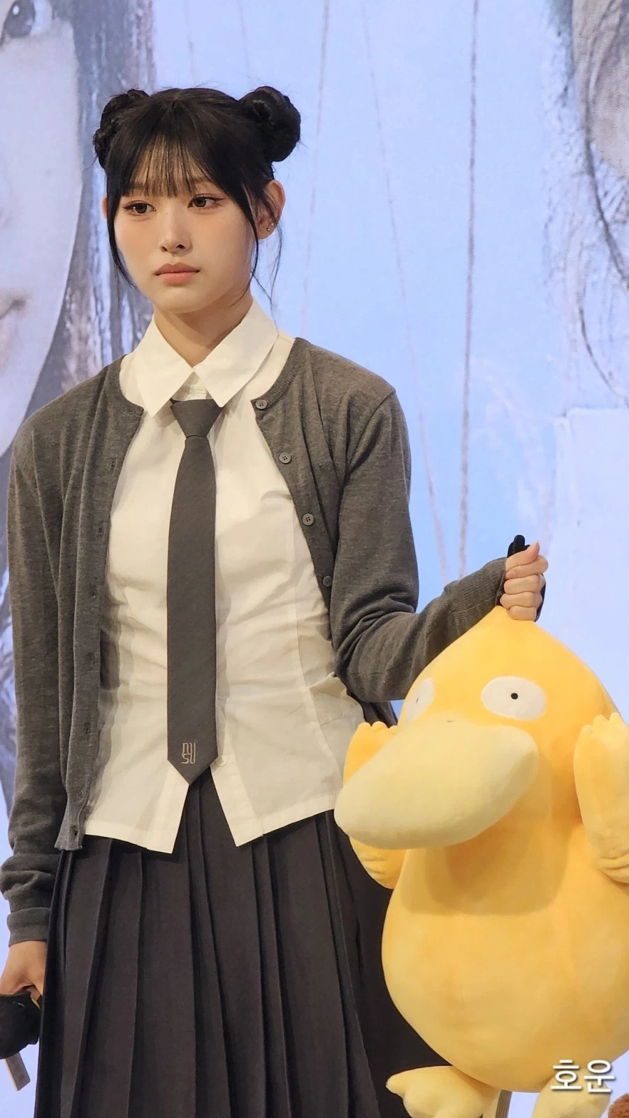 고라파덕 머리 끄댕이 잡은 이상해씨 갸루_1.webp