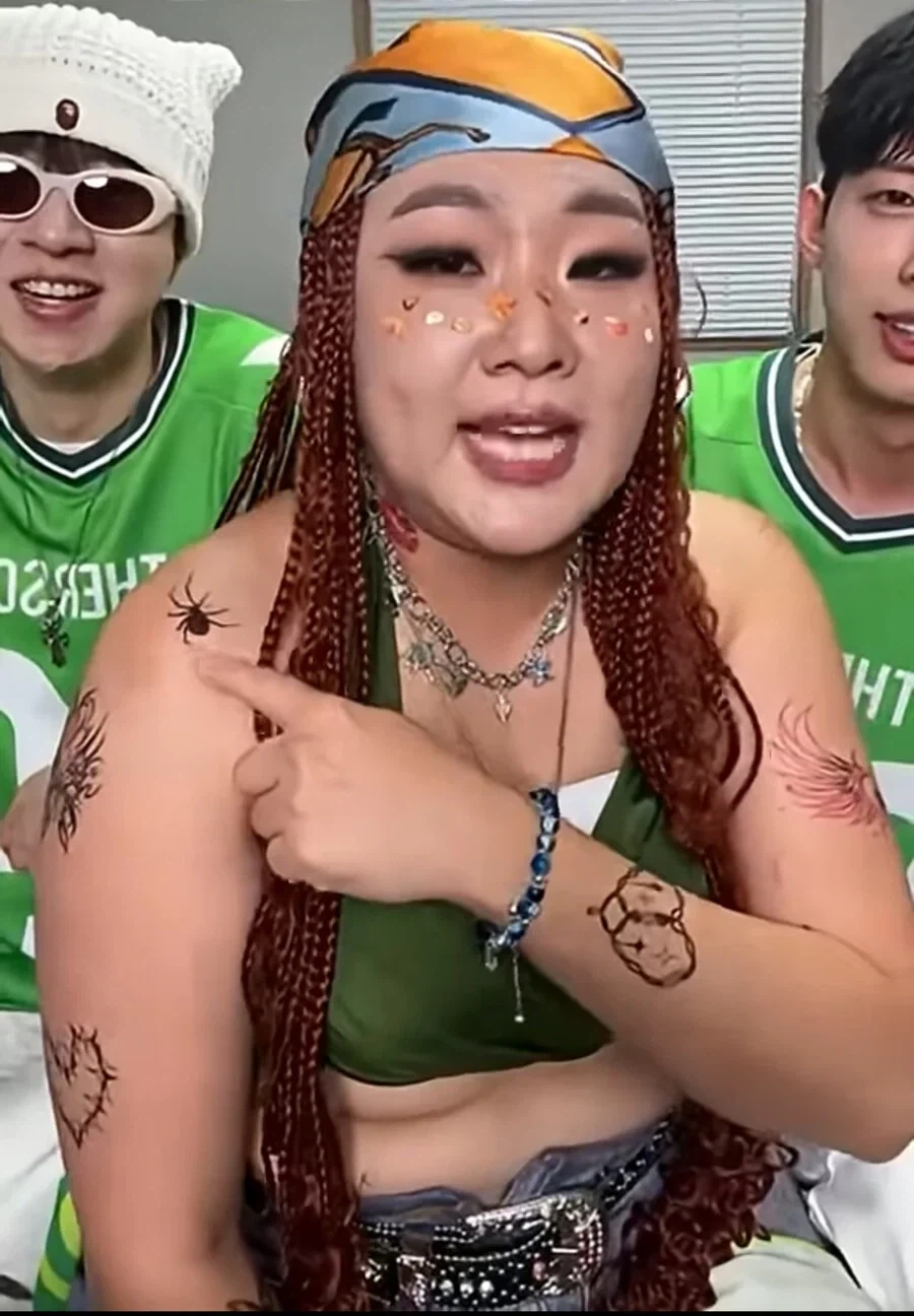 과감한 노출에 꺼리김 없는 연예인_1.webp