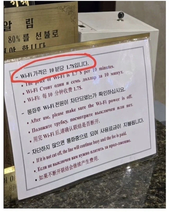 흔한 게이머 같지만 뭔가 뭔가한 배경_1.webp