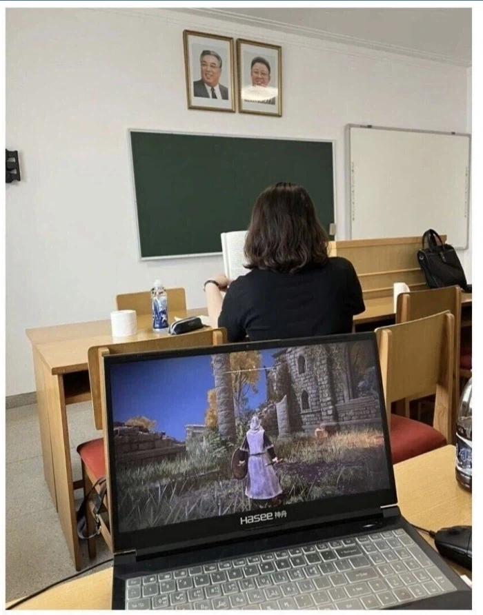 흔한 게이머 같지만 뭔가 뭔가한 배경_2.webp