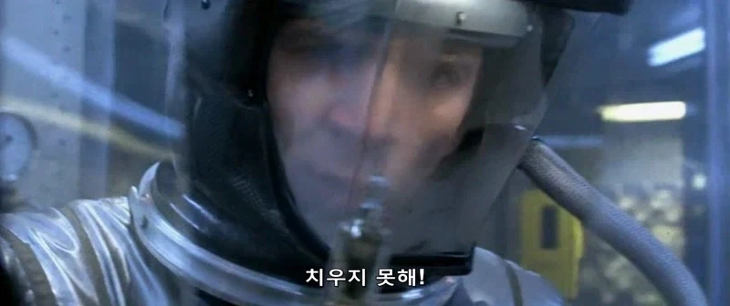 거대한 주사기로 심장에 찔러야 하는 영화_4.webp