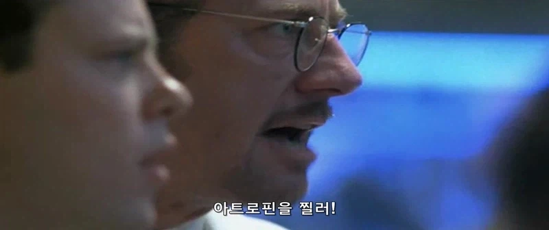 거대한 주사기로 심장에 찔러야 하는 영화_5.webp