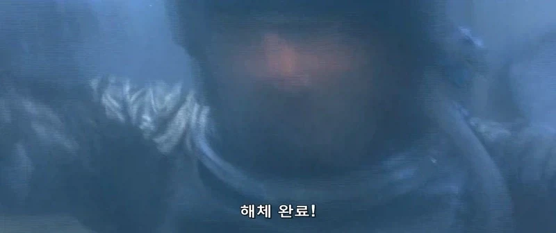 거대한 주사기로 심장에 찔러야 하는 영화_10.webp